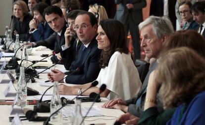 El presidente franc&eacute;sFrancois Hollande (centro) y la ministra de Cultura Aurelie Filippetti (centro, derecha de la foto), en el encuentro europeo Foro de Chaillot. 