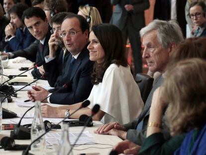 El presidente francésFrancois Hollande (centro) y la ministra de Cultura Aurelie Filippetti (centro, derecha de la foto), en el encuentro europeo Foro de Chaillot.