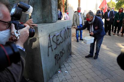 El secretario General de UGT, Pepe Álvarez, en la limpieza de la estatua de Francisco Largo Caballero.