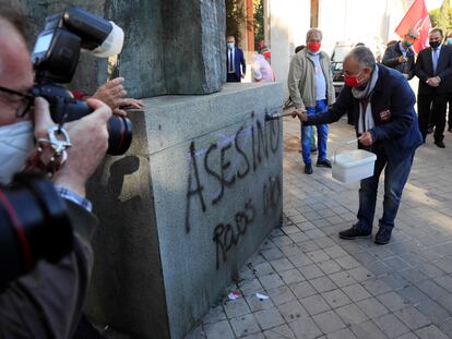 El secretario General de UGT, Pepe Álvarez, en la limpieza de la estatua de Francisco Largo Caballero.