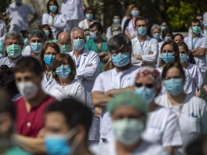 Minuto de silencio en el  hospital La Paz de Madrid en recuerdo de su jefe de Cirugía, fallecido por la covid-19.