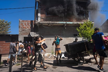 Vecinos del barrio Los Pumitas, en Rosario (Argentina), saquean la casa de un presunto narcotraficante, el pasado 6 de enero.