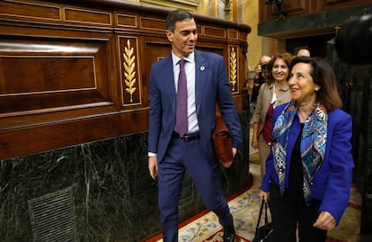 Pedro Sánchez, María Jesús Montero y Margarita Robles, a su llegada al Congreso este miércoles. 