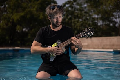 Josep Montero, cantant d'Oques Grasses, a la seva piscina