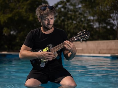 Josep Montero, cantant d'Oques Grasses, a la seva piscina