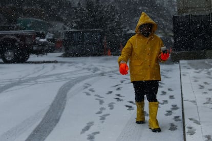 Hombre paseando entre la nieve en Nueva Jersey.