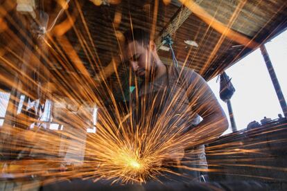 Un herrero palestino trabaja en su taller, en la franja de Gaza.