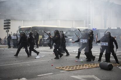 Carga policial contra los trabajadores que se han manifestado este martes en Cádiz.