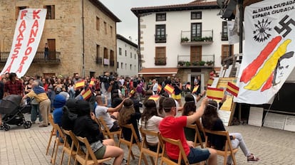 Varios manifestantes representan en la plaza de Alsasua el acto político de Albert Rivera en el que se unieron Cs, el PP y Vox.