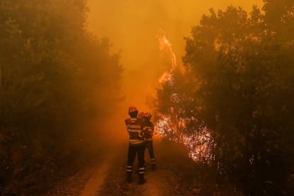 Bomberos portugueses combaten el fuego en Sandinha (Portugal).