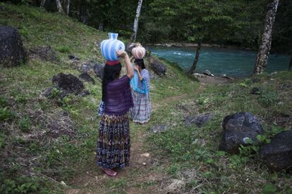 Los habitantes de Monte Olivo usan el agua del Río Dolores para cubrir sus necesidades básicas como beber, ducharse o lavar la ropa. "No quiero que lo contaminen", dice Doña Rosa, detenida por su oposición al proyecto