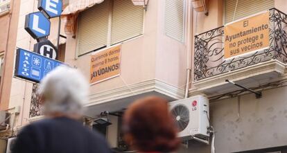 Los balcones del centro de Alicante exhiben pancartas contra el ruido y el Ayuntamiento
