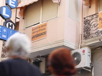 Los balcones del centro de Alicante exhiben pancartas contra el ruido y el Ayuntamiento