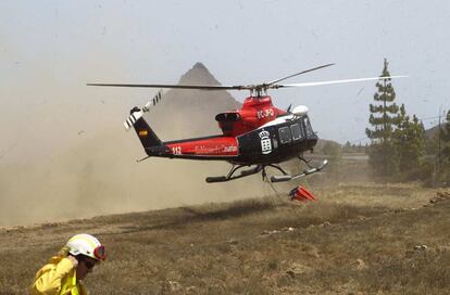 A lo largo del día han trabajado para controlar el incendio siete helicópteros y más de 300 efectivos de extinción, que sumados a los Cuerpos y Fuerzas de Seguridad y a los voluntarios elevan la cifra a 500 efectivos, en la isla de Tenerife.