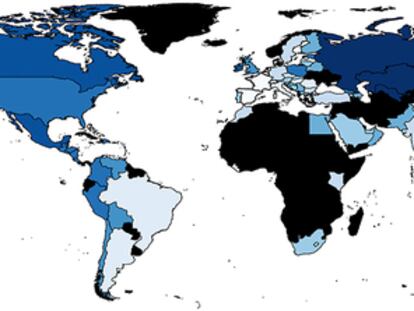 Mapa mundi que muestra (en diferentes intensidades de menos a más azul) los sentimientos negativos expresados mediante tuits.