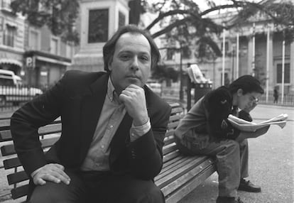 Javier Marías, en un banco de una calle de Madrid en 1994.