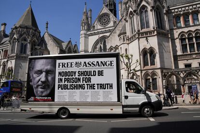Una furgoneta con un mensaje en apoyo de Assange pasaba el lunes frente a la sede del tribunal que decidió ese día frenar su extradición a EE UU.
