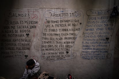 Versículos de la biblia escritos en las paredes de las celdas de la estación de policía de Ciudad Bolívar en Bogotá.