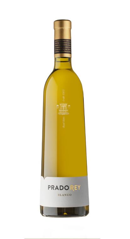 La bodega Pradorey, situada en la Ribera del Duero, presenta su nuevo vino blanco de la añada 2020. Elaborado con variedades de Castilla y León que siempre vendimian de noche, como las uvas viogner, albarín y verdejo, concretamente de Codorniz (Segovia), Grajal de Campos (León) y Nava del Rey (Valladolid). Con cinco meses de crianza en depósitos de hormigón y otros tantos en barrica, presenta un color amarillo intenso, con notas de frutas de hueso y blanca madura, recuerdo a frutos secos y notas balsámicas de vainilla y torrefactos. En boca es equilibrado. Precio: 9 euros.