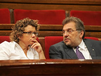 Marina Geli, con el consejero de Agricultura de la Generalitat, Antoni Siurana, ayer en el Parlamento catalán.