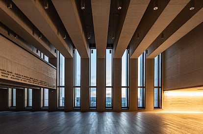 El vestíbulo es un privilegiado mirador a la Casa de Campo. El edificio ha recibido, entre otros, el Premio FAD de Arquitectura 2017.