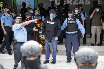 Autoridades de Honduras presentan al expresidente Juan Orlando Hernández en la dirección de las Fuerzas Especiales tras su detención en Tegucigalpa. Estados Unidos pidió su extradición horas antes, acusándolo de introducir miles de kilos de cocaína provenientes de Sudamérica durante su presidencia (2014-2022). 