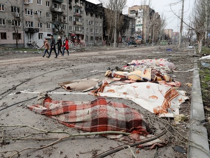 Cuerpos de civiles asesinados durante el asedio de Mariupol, el domingo en una calle de la ciudad.