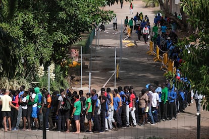 Varias decenas de inmigrantes hacían cola el lunes en el interior del centro de acogida de Las Raíces, en La Laguna (Tenerife).