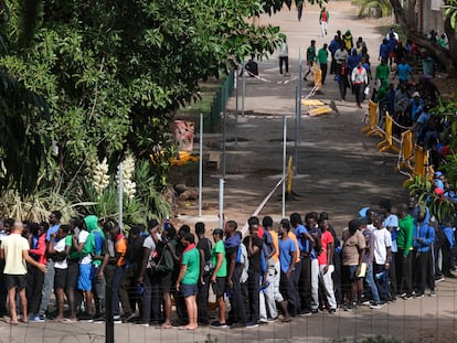 Varias decenas de inmigrantes hacían cola el lunes en el interior del centro de acogida de Las Raíces, en La Laguna (Tenerife).