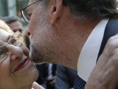 El presidente del Gobierno, Mariano Rajoy, saluda a la alcaldesa de Madrid, Manuela Carmena, a su llegada al acto de imposici&oacute;n de Medallas y Condecoraciones de la Orden del Dos de Mayo.