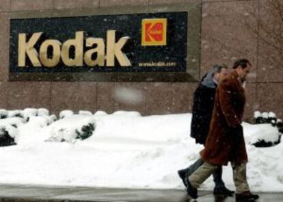 Dos hombres pasean delante de la sede de Kodak en Nueva York.