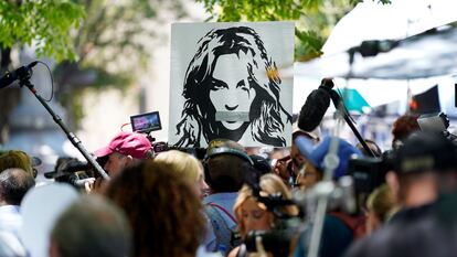 Seguidores de la cantante Britney Spears se manifiestan afuera de los juzgados de Los Ángeles.