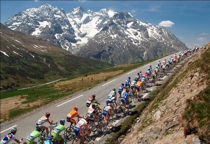 10-06-2006: Criterium le Dauphiné Liberé, Stage 6 - The peloton on Col du Calibier. (Photo by Lars Ronbog/FrontzoneSport via Getty Images)