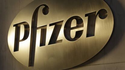 Logo de la farmacéutica Pfizer en su sede en Nueva York
