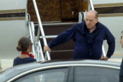 Silvio Berlusconi, en el aeropuerto de Cerde&ntilde;a.