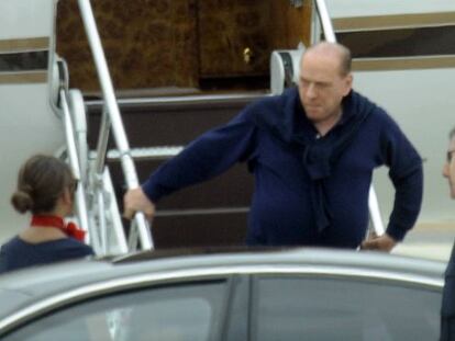 Silvio Berlusconi, en el aeropuerto de Cerdeña.
