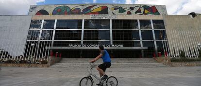 Un ciclista pasa por delante del Palacio de Congresos.