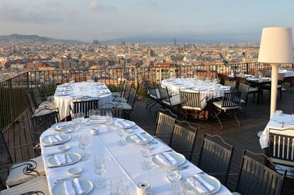 La ciudad se extiende a los pies de este restaurante situado en lo alto de la montaña de Montjuïc, junto al funicular. Su terraza panorámica puede jactarse de tener las mejores vistas de Barcelona, así que se puede disfrutar de una cena al aire libre mientras se juega a adivinar cuáles son los edificios más destacados de la ciudad.