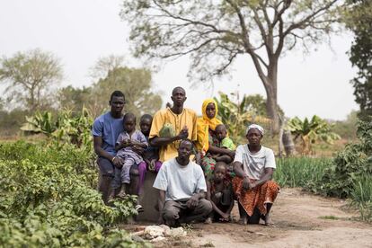 “El cacahuete sólo permite tener una cosecha al año, la  horticultura sin embargo da algo todos los meses”. Así resume las ventajas de tener una granja con pozo propio el jefe del pueblo de Sibéré Kande, Ousmane Diamanka, en la que ya está produciendo cebollas, coles, lechugas y pepinos. Antes tenía un pozo del que extraía el agua con un motor de gasoil, pero “consumía cinco litros por semana, era muy caro para mí”. En su finca da trabajo a ocho personas. En la imagen, junto a su esposa Ramatoulaye Diao, su hermana Enaling Diamanka, su hermano Babacar, sus hijos Demba, Coumba, Boubacar y Mariama y el trabajador Demba Balde.