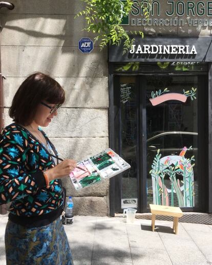 La artista Akesi Martínez, termina su diseño para San Jorge Decoración Verde en Embajadores 31. A su dueña Bruna Simoes le ha gustado tanto que quiere mantenerlo hasta la próxima edición de C.A.L.L.E.