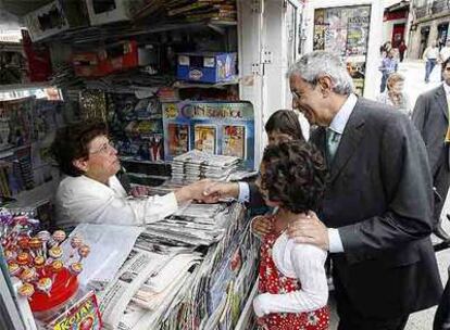 Emilio Pérez Touriño saluda a una kiosquera de Betanzos.