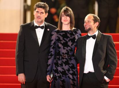 Los actores mexicanos, Adolfo Jiménez Castro (izq.) y Nathalia Acevedo, y el director mexicano Carlos Reygadas en el estreno ayer jueves 24 de la película 'Post Tenebras Lux' durante la edición 65 del Festival de Cine de Cannes (Francia).
