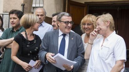 Dani Font, el primero por la izquierda, junto a otros críticos y el alcalde de Lleida, Àngel Ros, en el centro.