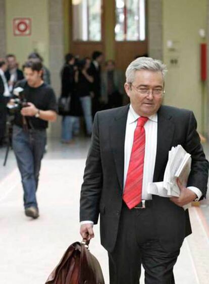 El ex conselleiro Jesús Pérez Varela abandona el Parlamento después de su intervención.
