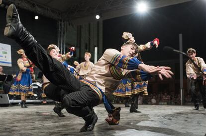 Bailarines del grupo de danza ruso 'Motivos Siberianos' actúan durante la gala de inauguracion del 8º Festival Internacional de Bailes Tradicionales Nyirseg en la localidad de Nyiregyhaza, a 227 kilómetros al este de Budapest (Hungría).