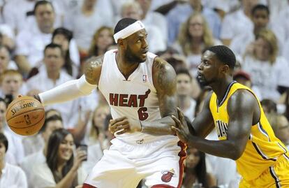 LeBron James, resguadado por Lance Stephenson.