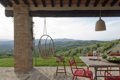 El porche se abre con vistas al valle Montepulciano.
La mesa ha sido hecha a medida, con sobre
de mármol travertino y patas realizadas por
un herrero local, y las sillas son de Emu.
