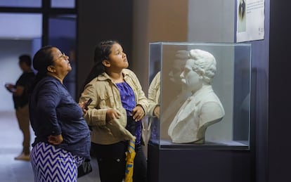 Visitantes recorren una exhibición en el Museo Nacional de Antropología, en San Salvador (El Salvador), en junio de 2024.