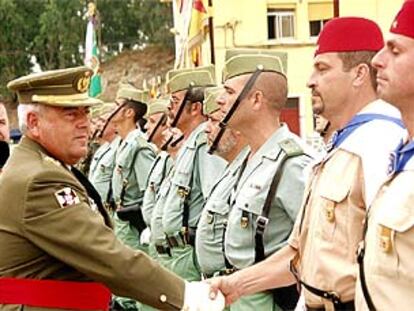 El nuevo comandante militar de Ceuta, Juan Yagüe, saluda a varios mandos tras asumir su cargo.