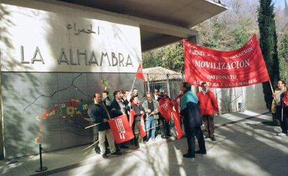 Manifestantes en la puerta de La Alhambra (Granada).